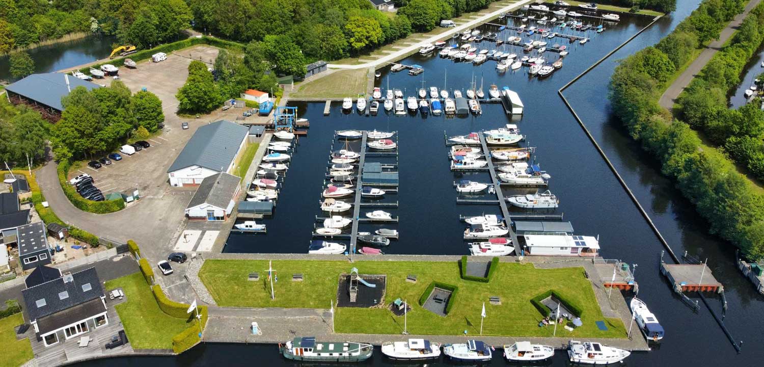 Jachthaven-en-camperplaatsen-bij-de-jachthaven-van-Allround-Watersport-Meerwijck-bij-het-Zuidlaardmeer