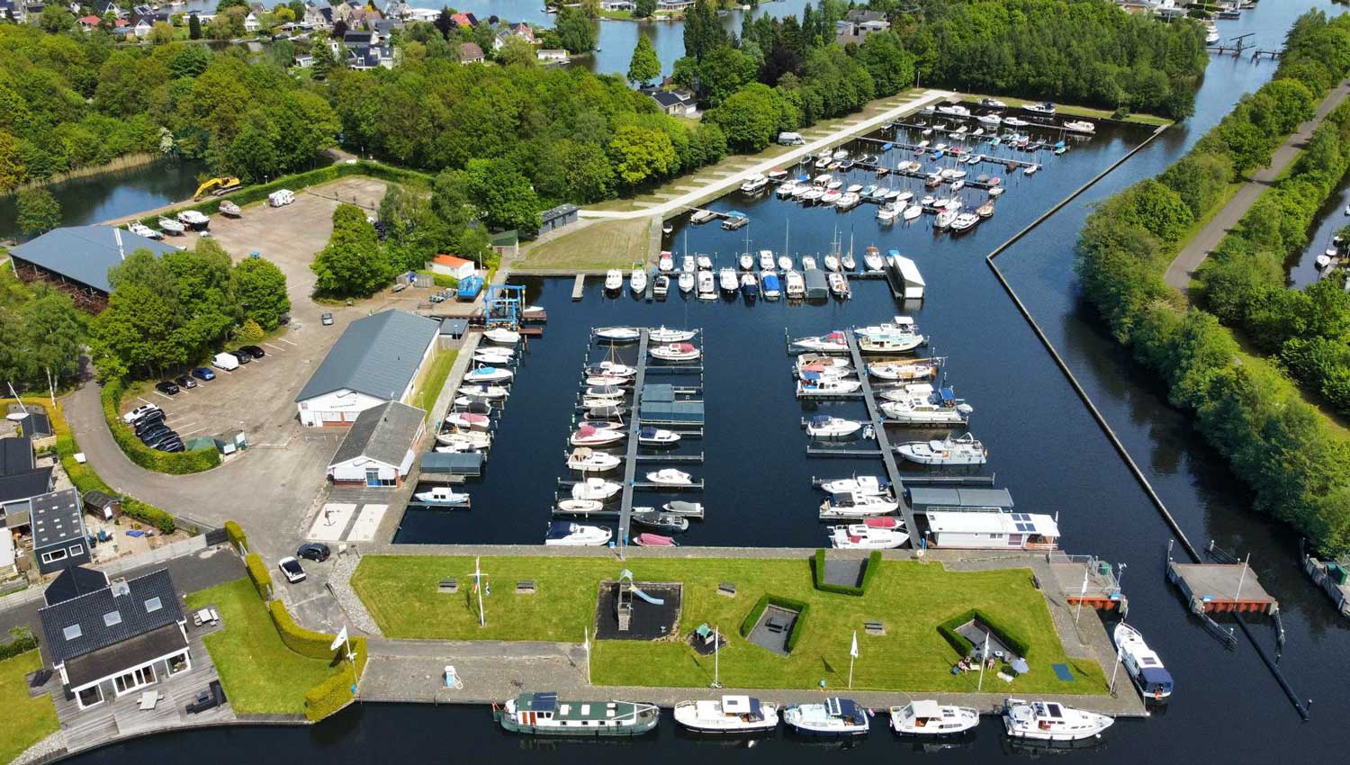 Luchtfoto-Allround-Watersport-Meerwijck-Jachtehaven-en-Camperplaatsen-aan-het-Zuidlaardermeer