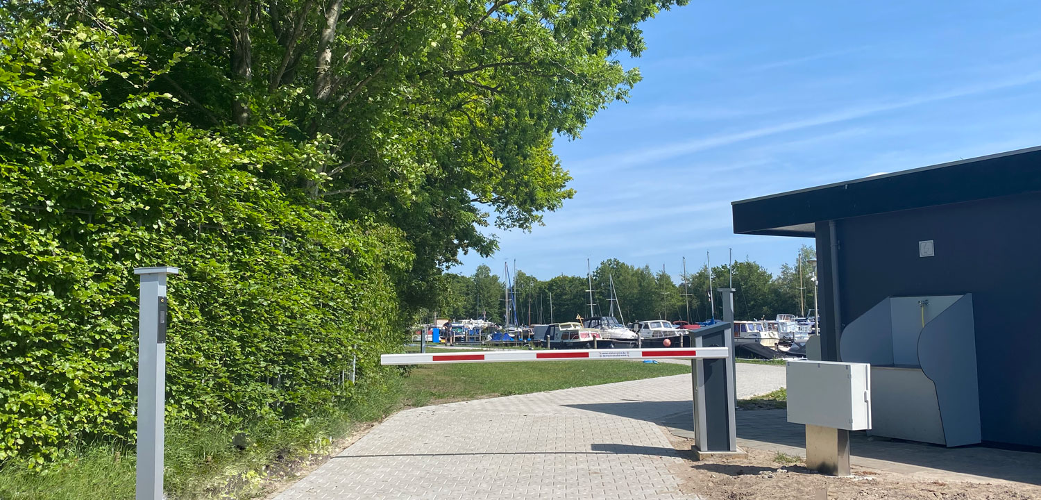 Toegang-tot-havenkade-voor-campers-bij-de-jachthaven-MG_4667