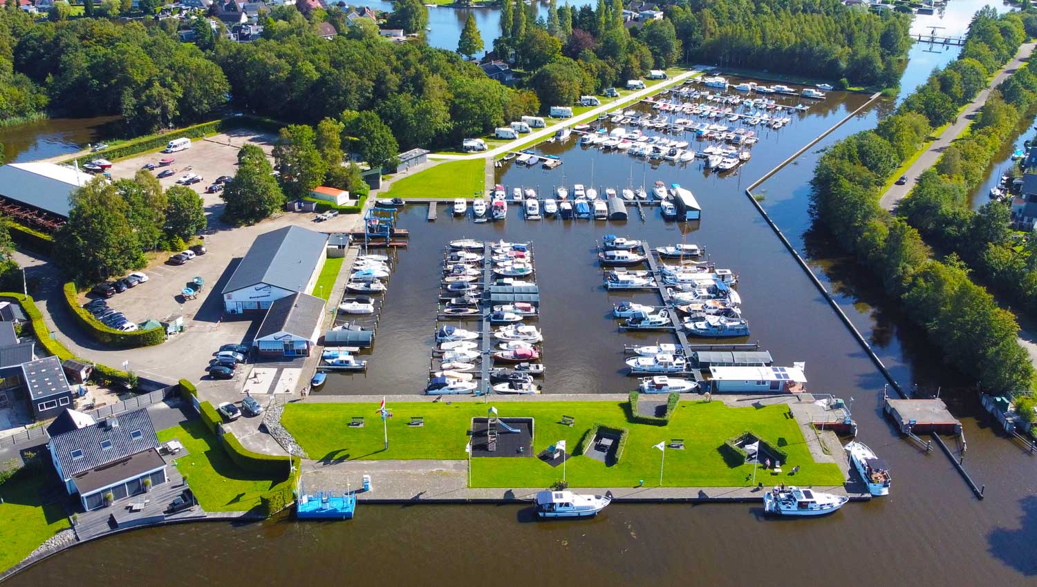 Luchtfoto-Allround-Watersport-en-Camperplaatsen-Bij-de-Jachthaven-DJI_0868-kopie